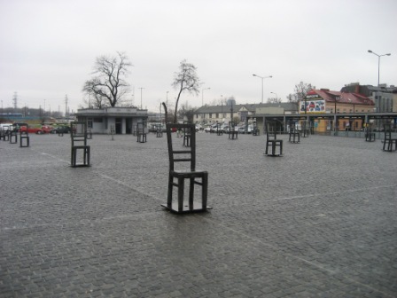 Piazza con sedie - Square with chairs